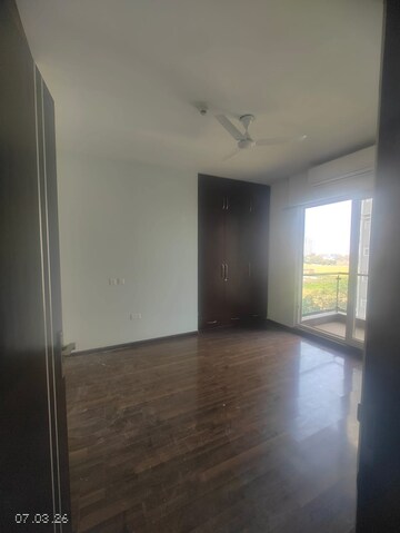 Room in 3.5 BHK Apartment at Microtek Greenburg, Sector 86 – for Rent