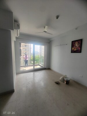 Room in 3.5 BHK Apartment at Microtek Greenburg, Sector 86 – for Rent