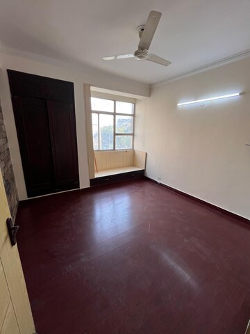 Room in 3 BHK Apartment at Ansal Sushant Estate, Sector 52 – for Rent