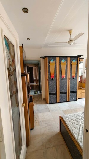 Bedroom in 3 BHK Apartment at Andheri West – for Rent