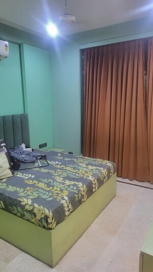 Bedroom in 6 BHK Builder Floor at Sector 50 – for Rent