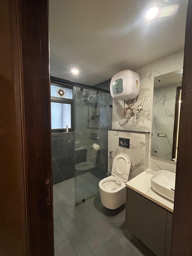 Bathroom, dlf phase ii 3 Bedroom 215 Sq.Yd. Builder Floor In Dlf Phase ii Gurgaon 10095616