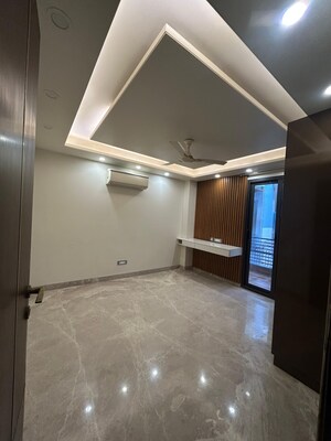 Room in 3 BHK Builder Floor at Dlf Phase ii – for Rent