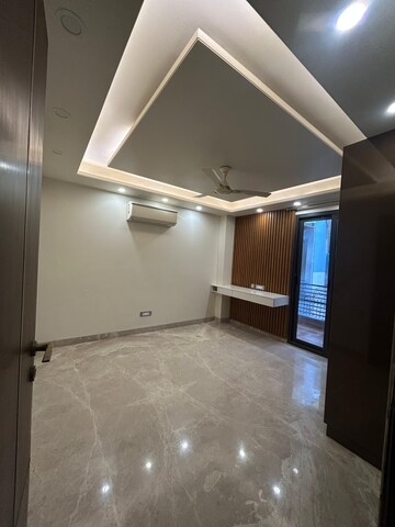 Room in 3 BHK Builder Floor at Dlf Phase ii – for Rent