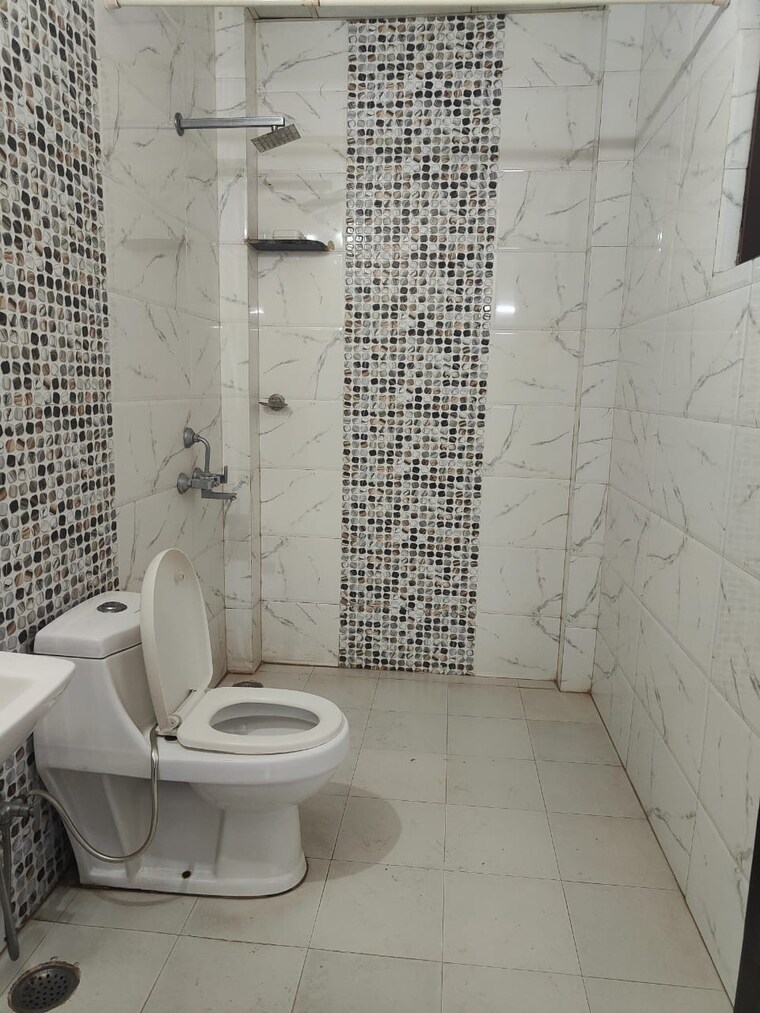Bathroom, ardee-city 2 Bedroom 200 Sq.Yd. Builder Floor In Sector 52 Gurgaon 10095629