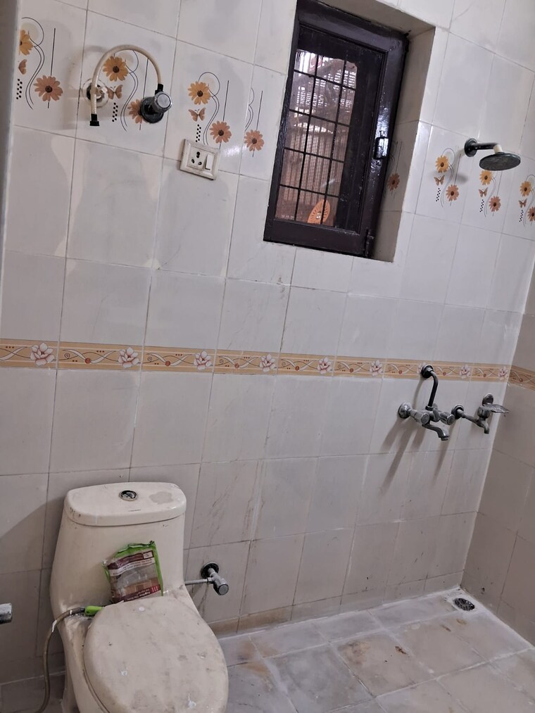 Bathroom, rwa-apartments-sector-47 2 Bedroom 112 Sq.Mt. Builder Floor In Sector 47 Noida 10095636