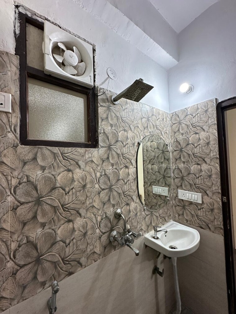 Bathroom, sector 117 6+ Bedroom 400 Sq.Mt. Independent House In Sector 117 Noida 10095693