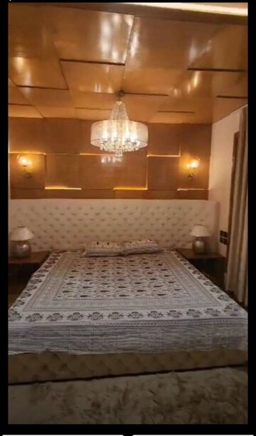 Bedroom in 5 BHK Villa at Hazratganj – for Rent