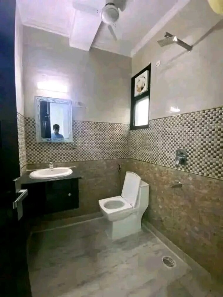 Bathroom, east of kailash 3 Bedroom 1000 Sq.Ft. Builder Floor In East Of Kailash Delhi 10095771