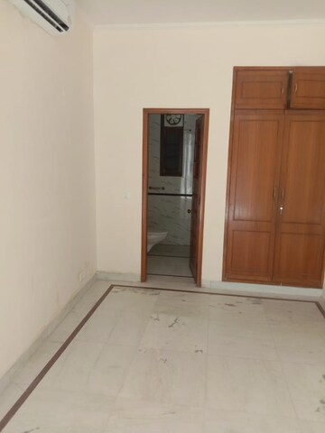 Room in 3 BHK Builder Floor at Greater Kailash ii – for Rent