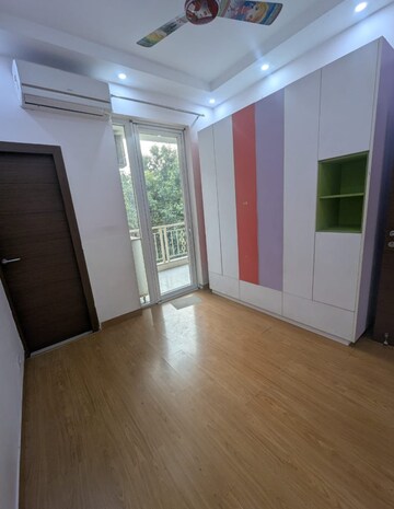 Room in 3 BHK Apartment at Emaar Palm Hills, Sector 77 – for Rent