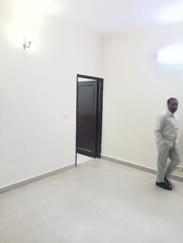 Room in 3 BHK Apartment at Amrapali Heartbeat City, Sector 107 – for Rent