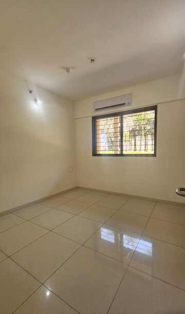 Room in 2.5 BHK Apartment at Magarpatta Riverview City Hornbill Heights, Loni Kalbhor – for Sale