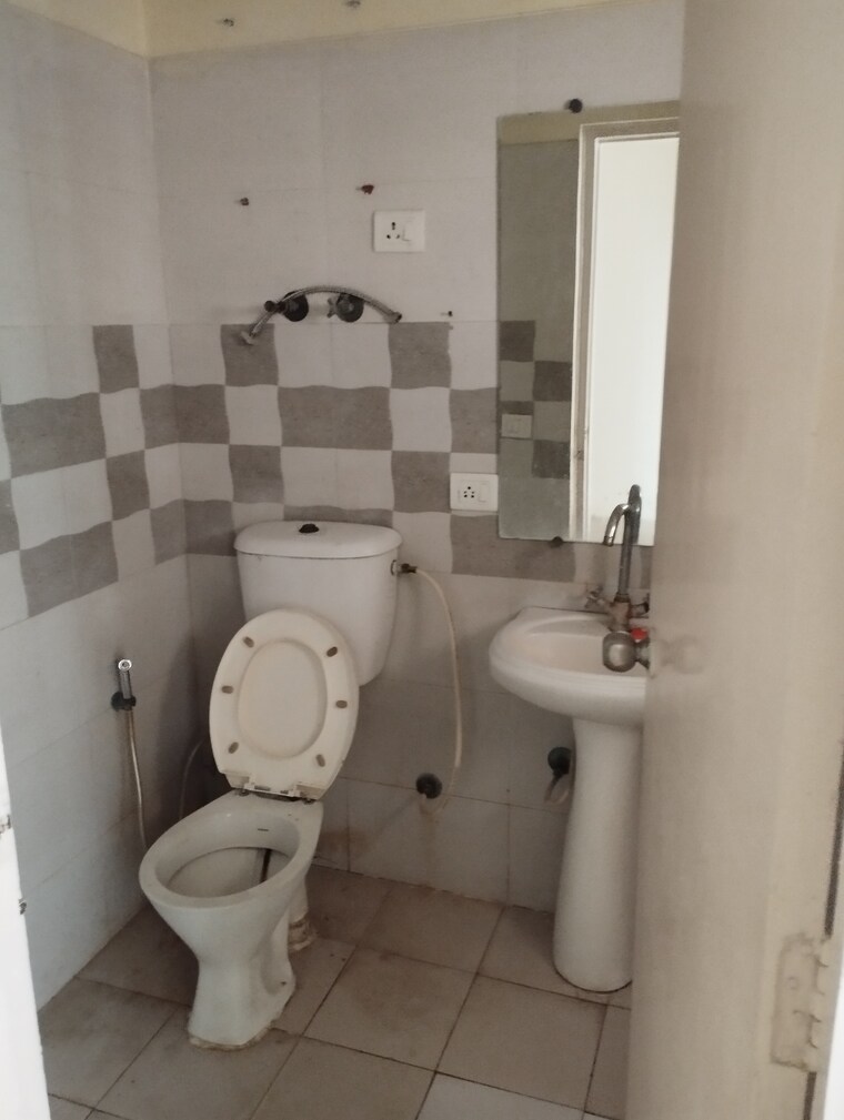 Bathroom, gaur-city-2-14th-avenue 2 Bedroom 955 Sq.Ft. Apartment In Sector 16c Greater Noida Greater Noida 10103057