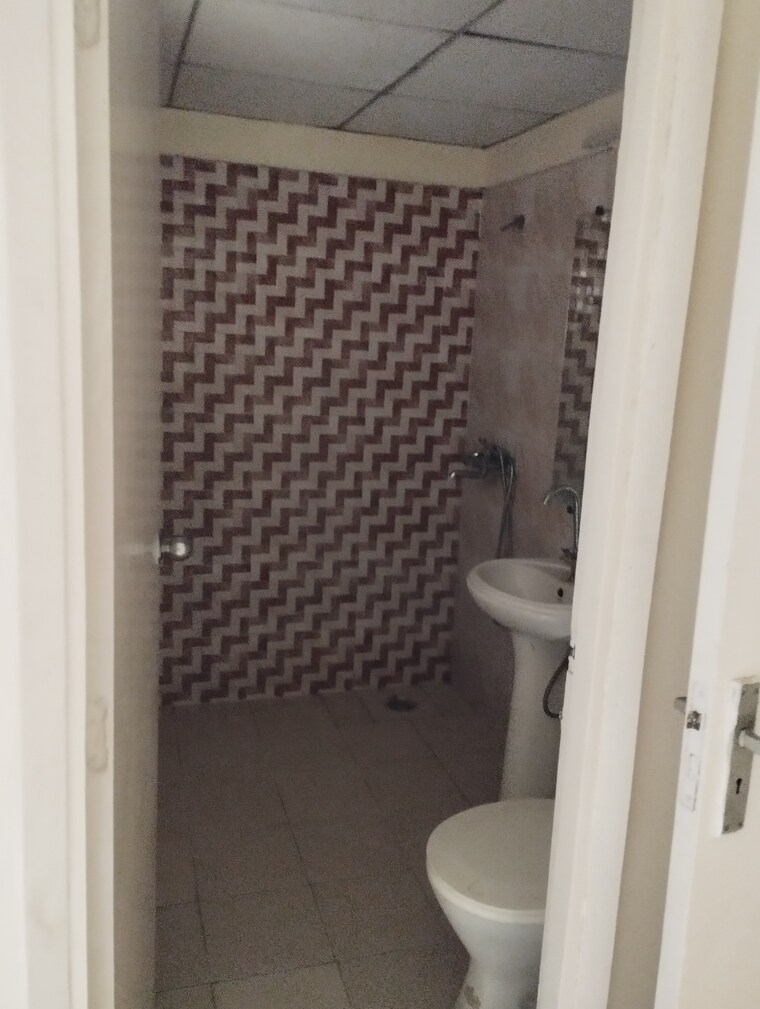 Bathroom, gaur-city-2-14th-avenue 2 Bedroom 955 Sq.Ft. Apartment In Sector 16c Greater Noida Greater Noida 10103057