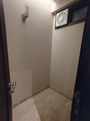 Room in 3.5 BHK Builder Floor at Panchsheel Enclave – for Rent