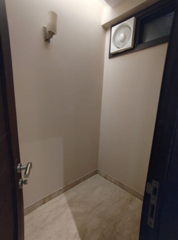 Room in 3.5 BHK Builder Floor at Panchsheel Enclave – for Rent