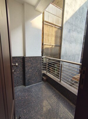 Room in 3.5 BHK Builder Floor at Panchsheel Enclave – for Rent