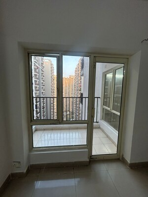 Room in 2.5 BHK Apartment at Panchsheel Greens, Sector 16 Greater Noida – for Sale