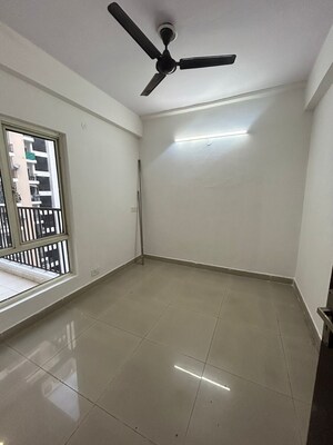 Room in 2.5 BHK Apartment at Panchsheel Greens, Sector 16 Greater Noida – for Sale