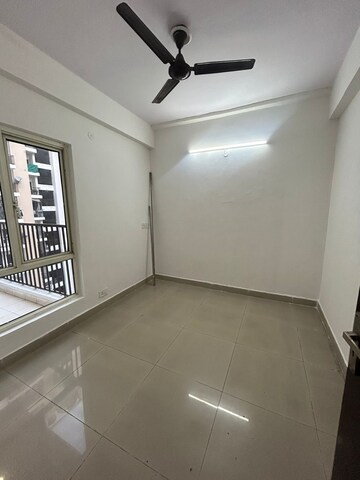 Room in 2.5 BHK Apartment at Panchsheel Greens, Sector 16 Greater Noida – for Sale