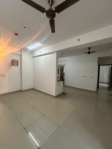 Room in 2.5 BHK Apartment at Panchsheel Greens, Sector 16 Greater Noida – for Sale