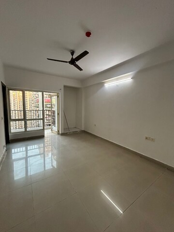 Room in 2.5 BHK Apartment at Panchsheel Greens, Sector 16 Greater Noida – for Sale