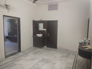 Room in 2 BHK Builder Floor at Sector 33 – for Sale