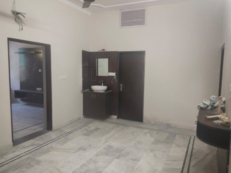 Room, sector 33 2 Bedroom 902 Sq.Ft. Builder Floor In Sector 33 Noida 10106172