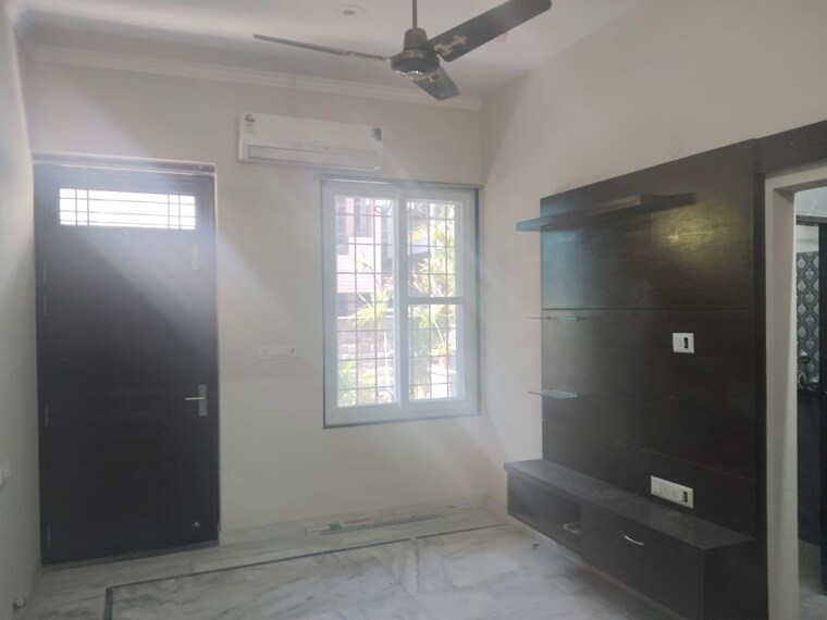 Room, sector 33 2 Bedroom 902 Sq.Ft. Builder Floor In Sector 33 Noida 10106172
