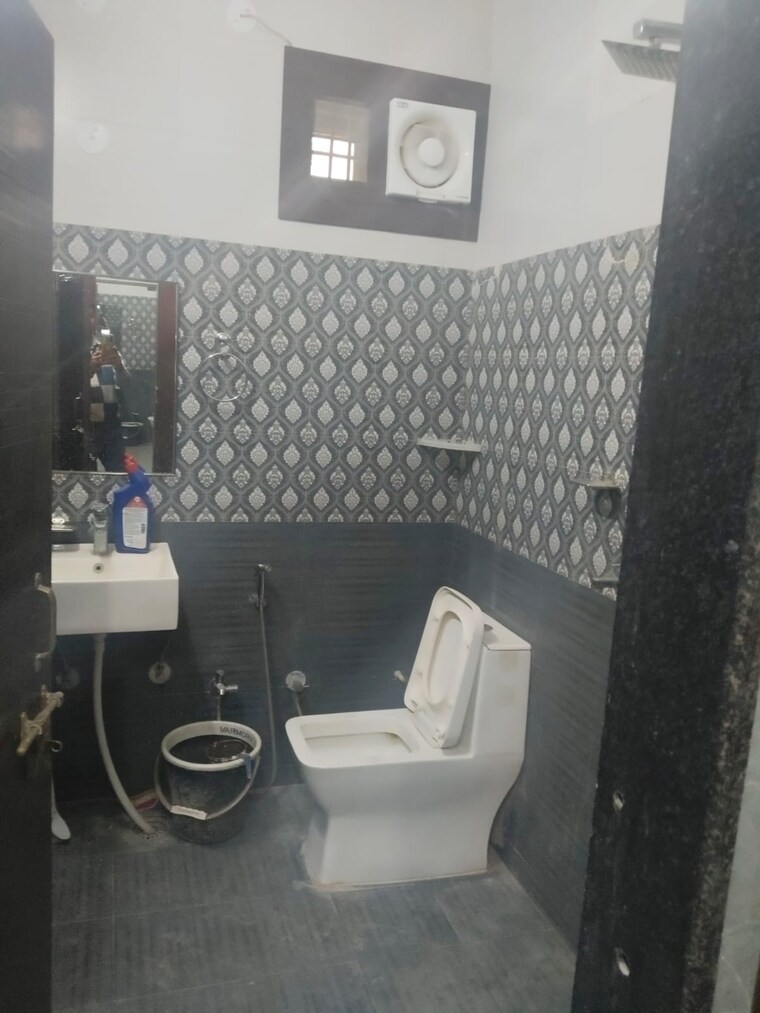 Bathroom, sector 33 2 Bedroom 902 Sq.Ft. Builder Floor In Sector 33 Noida 10106172