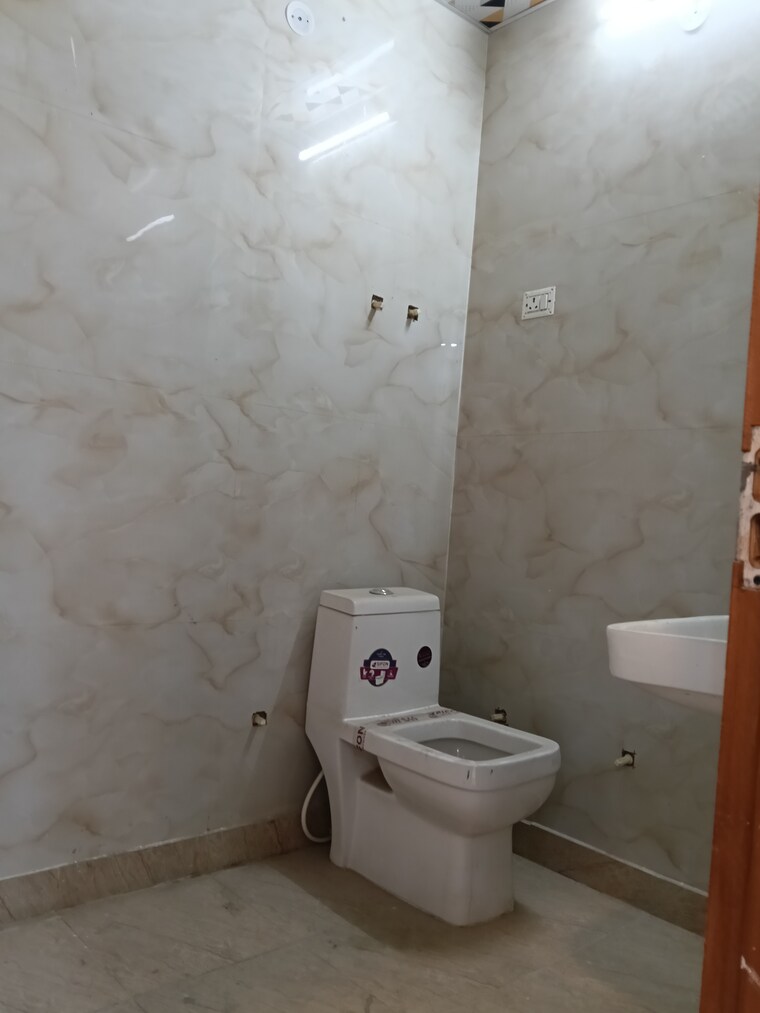 Bathroom, rajendra nagar sector 2 5 Bedroom 300 Sq.Yd. Builder Floor In Rajendra Nagar Sector 2 Ghaziabad 10106819