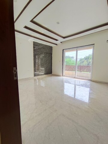 Room in 3 BHK Builder Floor at BPTP District Faridabad, Sector 81 – for Sale