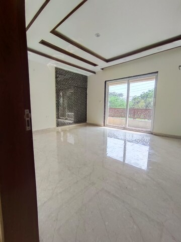 Room in 3 BHK Builder Floor at BPTP District Faridabad, Sector 81 – for Sale