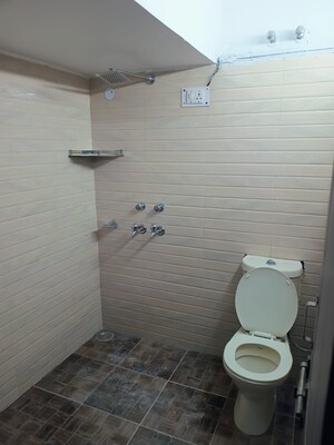 Bathroom in 1 BHK Builder Floor at Ardee City, Sector 52 – for Rent