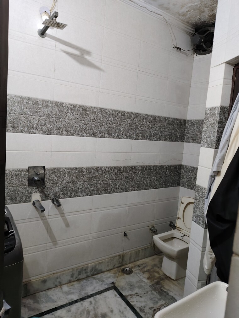 Bathroom, west patel nagar 1 Bedroom 55 Sq.Yd. Builder Floor In West Patel Nagar Delhi 10112424