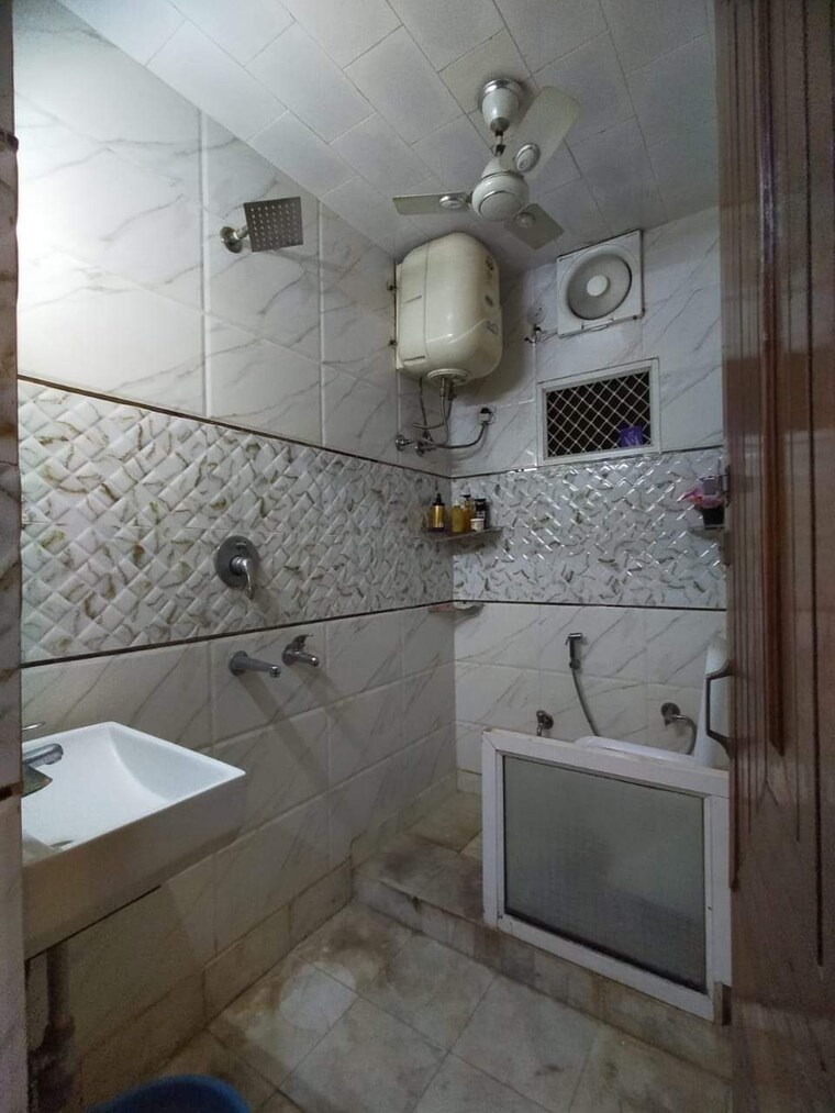 Bathroom, malviya nagar 1 Bedroom 100 Sq.Yd. Apartment In Malviya Nagar Delhi 10122920