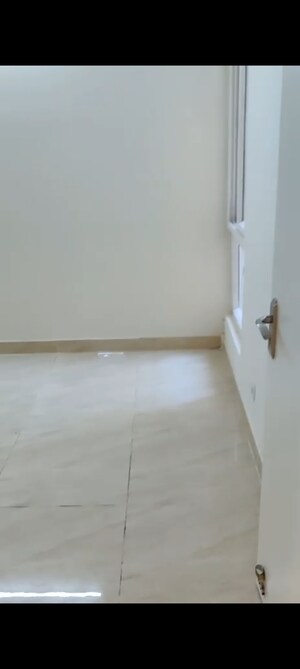 Room in 3 BHK Apartment at Gaur City 7th Avenue, Sector 4 Greater Noida – for Rent