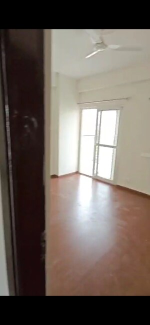 Room in 3 BHK Apartment at Amrapali Terrace Homes, Tech Zone 4 Greater Noida – for Rent