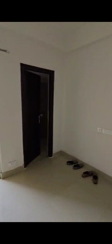 Room in 3 BHK Apartment at Amrapali Terrace Homes, Tech Zone 4 Greater Noida – for Rent