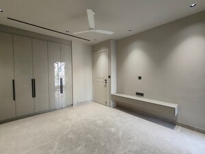 Room in 3.5 BHK Builder Floor at Sector 45 – for Sale