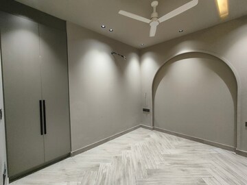 Room in 3.5 BHK Builder Floor at Sector 45 – for Sale