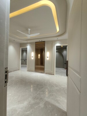 Building Lobby in 3.5 BHK Builder Floor at Sector 45 – for Sale