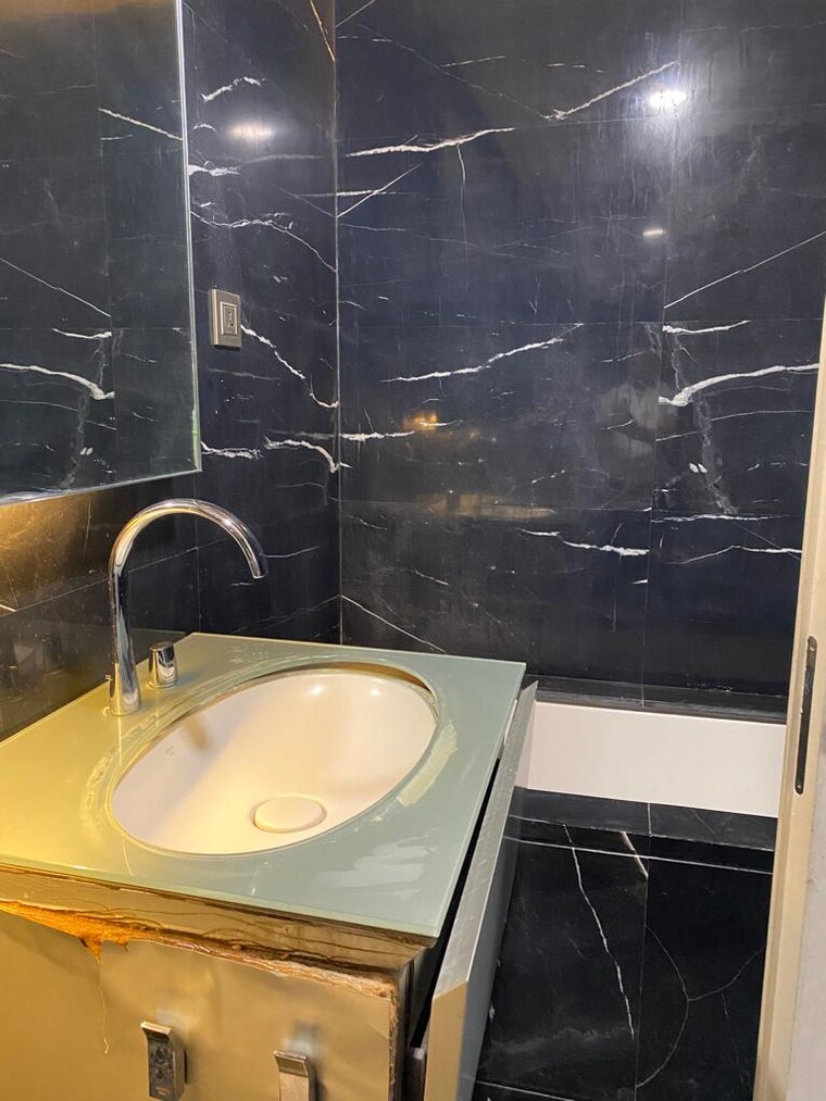 Bathroom, lodha-world-crest 3 Bedroom 2520 Sq.Ft. Apartment In Worli Mumbai 10126991