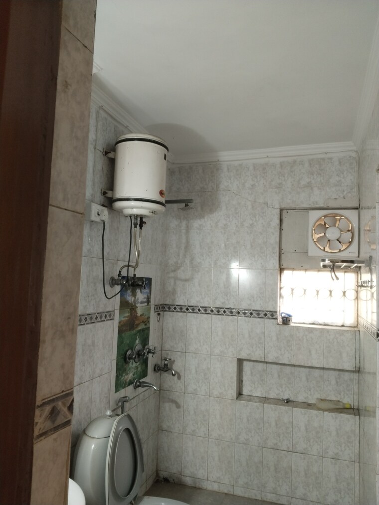 Bathroom, sarita vihar 3 Bedroom 1850 Sq.Ft. Apartment In Sarita Vihar Delhi 10127052