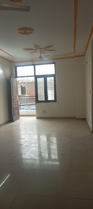 Room in 3 BHK Builder Floor at Panchsheel Vihar – for Rent