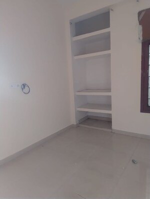 Room in 2 BHK Builder Floor at Gomti Nagar – for Rent