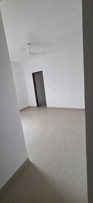 Room in 3.5 BHK Apartment at Omaxe R2, Gomti Nagar – for Sale