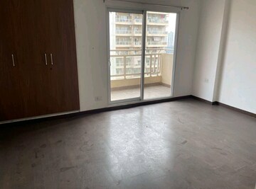 Room in 3 BHK Apartment at Amrapali Eden Park, Sector 50 – for Sale