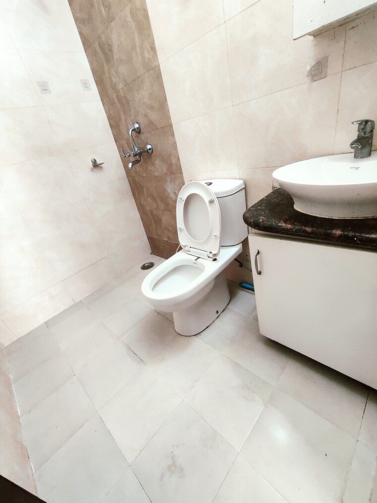 Bathroom, gaurs-galaxy 2 Bedroom 1000 Sq.Ft. Apartment In Vaishali Sector 5 Ghaziabad 10126900